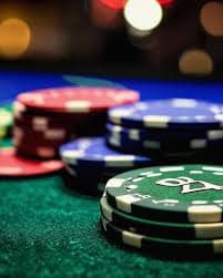 Dealer langsung mahjongjp mengumumkan angka Bingo dalam studio berkualitas tinggi